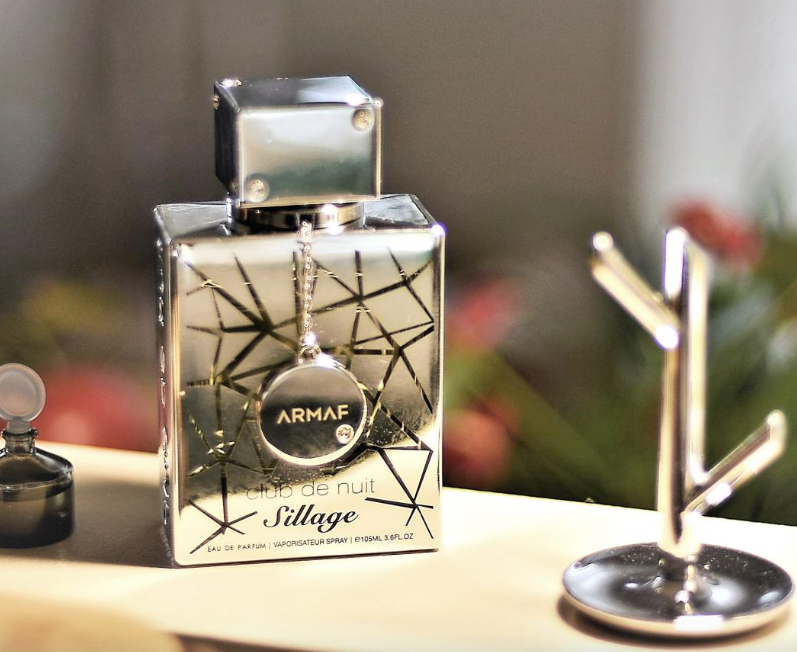 Armaf™ Club de Nuit Sillage Parfum 105ml – Fresh, Long-Lasting Unisex Fragrance with Floral-Woody Notes, Ideal for Day & Evening Elegance